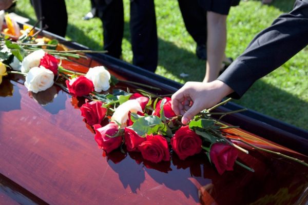 Организация похорон — задача, в решении которой могут помочь специалисты